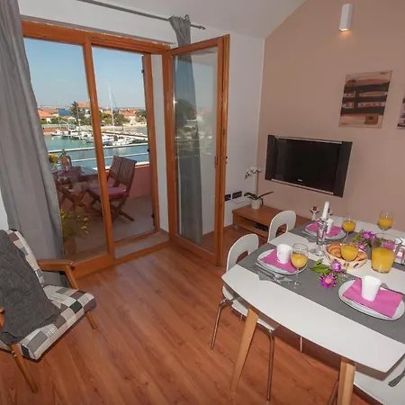 8432c Apartamento Poljana (Ugljan)